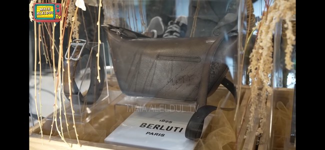 Tak kalah mewah, seserahan Syifa untuk El Rumi diisi dengan tas dari Berluti. Toujours Soft Zipped Hobo XS Messenger in Saddle Soft Calf Leather dengan warna Dark Khaki dibanderol dengan harga sekitar Rp 69,4 juta. Di sebelah tas tersebut terdapat ikat pinggang dari merek yang sama, yang harganya ditaksir mencapai Rp 25,9 juta. Foto: YouTube/MAIA ALELDUL TV