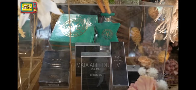 Salah satu boks seserahan juga diisi dengan parfum. Terdapat parfum Bond no.9 New York yang dijual dengan harga sekitar Rp 7,8 juta untuk ukuran 100 ml. Ada pula beberapa parfum dari Chanel. Foto: YouTube/MAIA ALELDUL TV