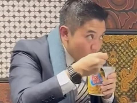 Dinas ke Swiss, Seskab Teddy Indra Wijaya Lahap Makan Mie Instan