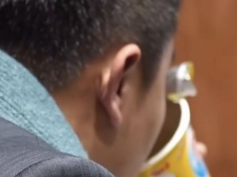 Dinas ke Swiss, Seskab Teddy Indra Wijaya Lahap Makan Mie Instan