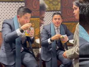 Dinas ke Swiss, Seskab Teddy Indra Wijaya Lahap Makan Mie Instan