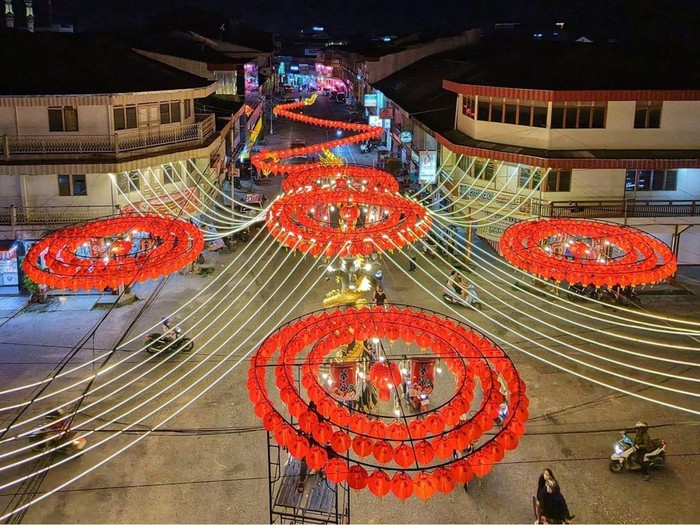 Singkawang mulai bersolek dengan memasang lampion menjelang Imlek 2026. (dok Singkawang Momen Fotografi)