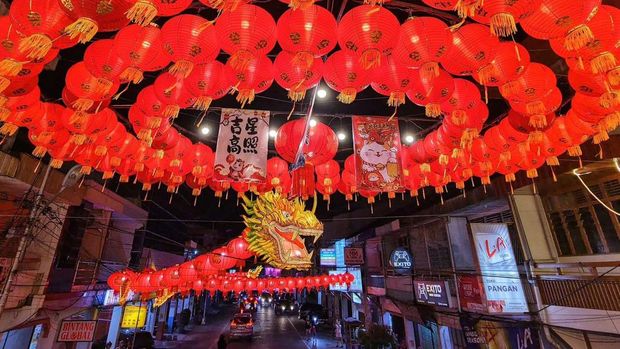 Singkawang mulai bersolek dengan memasang lampion menjelang Imlek 2026. (dok Singkawang Momen Fotografi) Singkawang mulai bersolek dengan memasang lampion menjelang Imlek 2026. (dok Singkawang Momen Fotografi)