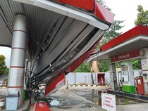 Belum Diperbaiki Usai Ditimpa Pohon, SPBU Pramuka Raya Tutup Operasi