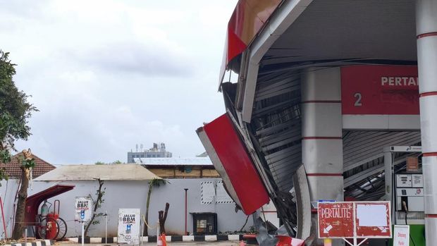 SPBU Pramuka Raya, Senen, Jakarta Pusat tutup usai tertimpa pohon. Sabtu (24/1/2026)