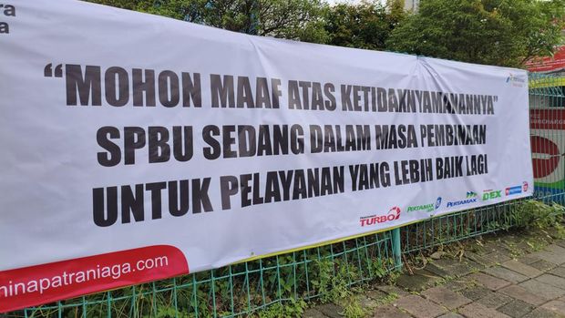 SPBU Pramuka Raya, Senen, Jakarta Pusat tutup usai tertimpa pohon. Sabtu (24/1/2026)