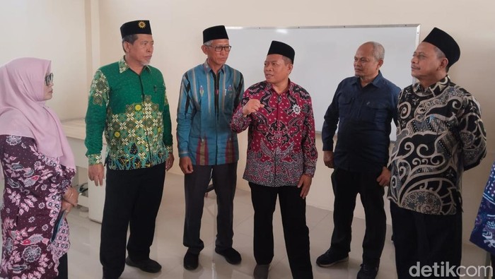 Staf Ahli Bidang Regulasi dan Hubungan Antar Lembaga Kemendikdasmen RI, Biyanto (baju merah)