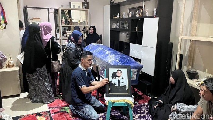 Suasana rumah duka Farhan Gunawan, kopilot pesawat ATR 42-500 di Makassar.