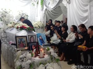 Suasana Rumah Duka Florencia Pramugari ATR 42-500 di Minahasa, Bupati Hadir