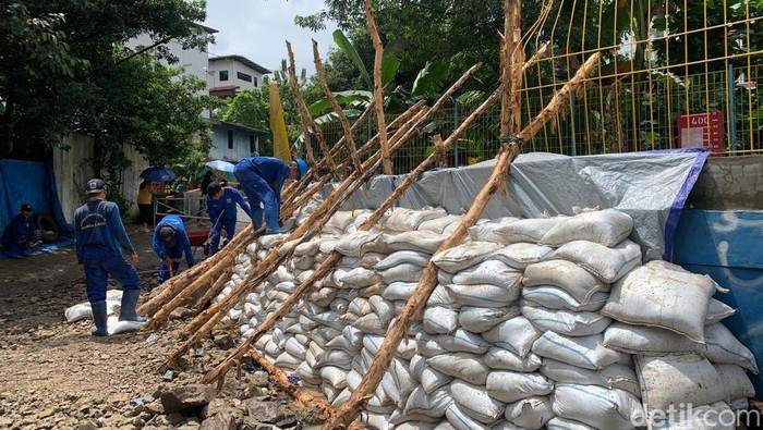 Warga Sebut Banjir di Petogogan Jadi Parah Imbas Tanggul Jebol