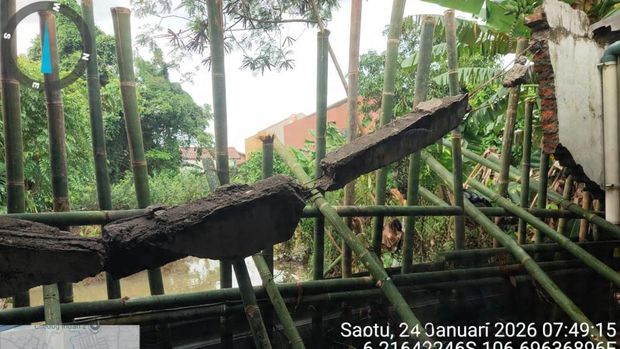 Tanggul jebol di dekat perumahan di Pinang, Tangerang sudah diperbaiki sementara, banjir surut, Sabtu (24/1/2026).