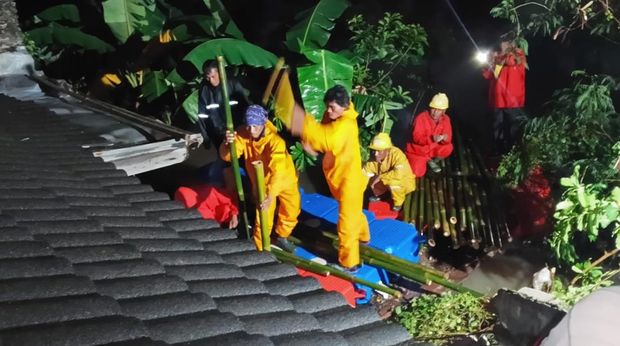 Tanggul Kali Angke yang kebol di Kecamatan Pinang, Kota Tangerang mulai diperbaiki, Sabtu (24/1/2026) dini hari.