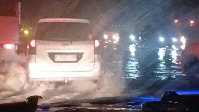Tol Merak KM 50 Masih Tergenang Malam Ini, Lalin Macet