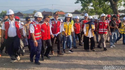 Wamen PU Diana Kusumastuti meninjau pembangunan sekolah rakyat di Desa Tulamben, Kecamatan Kubu, Karangasem, Bali, Sabtu (24/1/2026). (Foto: I Wayan Selamat Juniasa/detikBali)