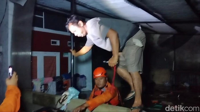 Warga dievakuasi saat tanggul jebol di Dusun Wanajaya, Desa Ciasem Tengah, Kecamatan Ciasem, Subang