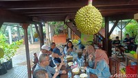 Wisata petik durian ini menawarkan pengalaman berbeda bagi para pencinta durian. Pengunjung tidak hanya menikmati buah durian segar, tetapi juga bisa berjalan langsung di kebun dan melihat ratusan pohon durian dari berbagai jenis.