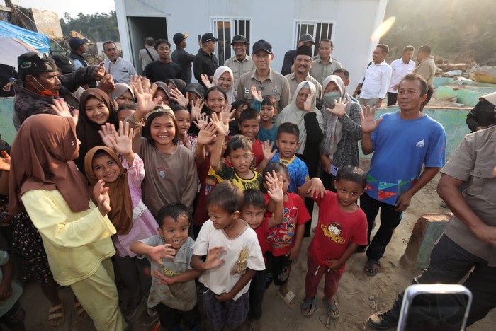 AHY Tinjau Rumah Modular dan Salurkan Bantuan Beras di Aceh Tamiang