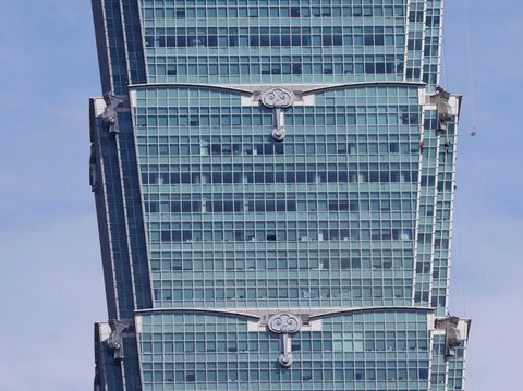 Aksi Nekat Alex Honnold, Panjat Taipei 101 Tanpa Pengaman Pendaki ekstrem asal Amerika Serikat, Alex Honnold, kembali mencuri perhatian dunia setelah melakukan pendakian solo tanpa tali pengaman di Gedung Pencakar Langit Taipei 101, Taiwan. Aksi berisiko tinggi tersebut dilakukan di salah satu bangunan tertinggi di dunia dan langsung memicu decak kagum sekaligus kekhawatiran publik. REUTERS/Ann Wang