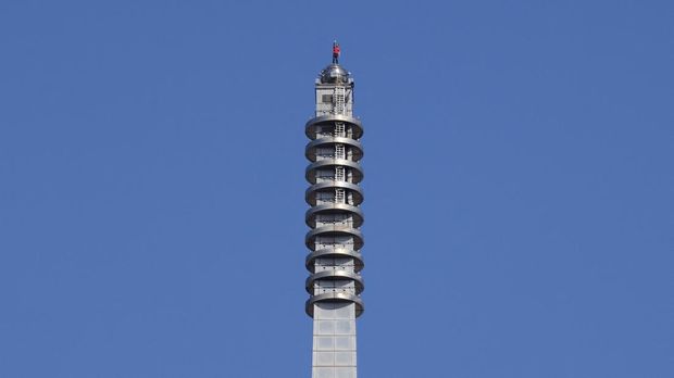 Aksi Nekat Alex Honnold, Panjat Taipei 101 Tanpa Pengaman Pendaki ekstrem asal Amerika Serikat, Alex Honnold, kembali mencuri perhatian dunia setelah melakukan pendakian solo tanpa tali pengaman di Gedung Pencakar Langit Taipei 101, Taiwan. Aksi berisiko tinggi tersebut dilakukan di salah satu bangunan tertinggi di dunia dan langsung memicu decak kagum sekaligus kekhawatiran publik. REUTERS/Ann Wang