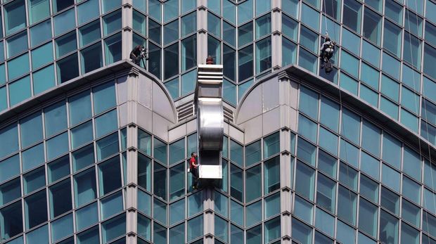 Pendaki ekstrem asal Amerika Serikat, Alex Honnold, kembali mencuri perhatian dunia setelah melakukan pendakian solo tanpa tali pengaman di Gedung Pencakar Langit Taipei 101, Taiwan. Aksi berisiko tinggi tersebut dilakukan di salah satu bangunan tertinggi di dunia dan langsung memicu decak kagum sekaligus kekhawatiran publik. REUTERS/Ann Wang