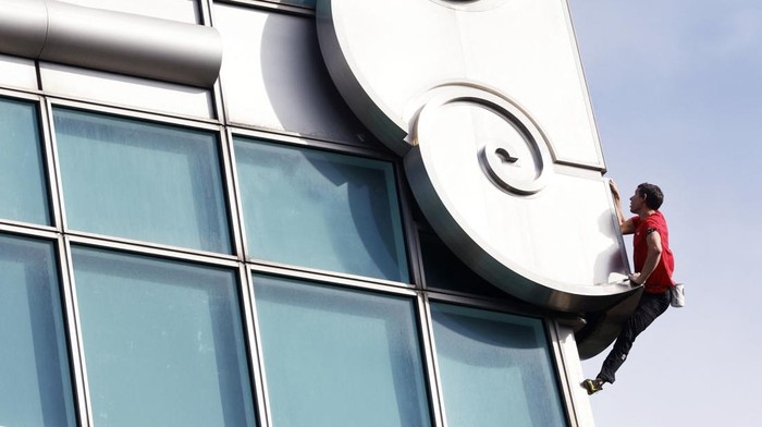 Pendaki ekstrem asal Amerika Serikat, Alex Honnold, kembali mencuri perhatian dunia setelah melakukan pendakian solo tanpa tali pengaman di Gedung Pencakar Langit Taipei 101, Taiwan. Aksi berisiko tinggi tersebut dilakukan di salah satu bangunan tertinggi di dunia dan langsung memicu decak kagum sekaligus kekhawatiran publik. REUTERS/Ann Wang