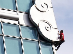Gila! Pria Ini Panjat Gedung Tertinggi di Dunia Tanpa Tali Pengaman