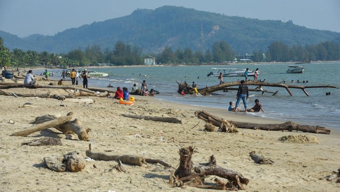 Pengunjung berwisata di Pantai Pandan, Kecamatan Pandan, Tapanuli Tengah, Sumatera Utara, Minggu (25/1/2026). Aktivitas pariwisata di Pantai Pandan mulai menggeliat pascabencana banjir dan tanah longsor pada akhir November tahun lalu. ANTARA FOTO/Indrianto Eko Suwarso