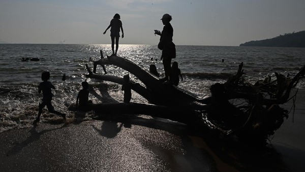 Aktivitas Wisata Pantai Pandan Kembali Normal Pascabanjir dan Longsor