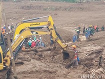 Video Korban Longsor Cisarua Bandung Barat: 25 Tewas, 65 Masih Dicari