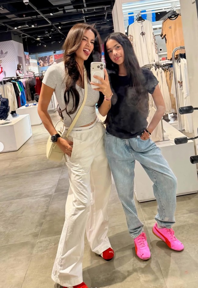 Anak kedua Olla, Aleena, kini sudah semakin besar. Memiliki tinggi yang hampir sama dengan sang mama, keduanya kini terlihat bak kakak-adik. Foto: Instagram/@ollaramlan