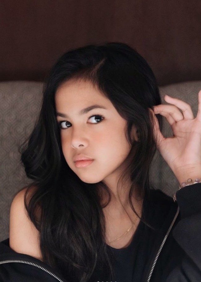 Tak hanya mewarisi kecantikan sang mama, Aleena juga memiliki gaya yang stylish. Penampilannya pun kerap banjir pujian. Foto: Instagram/@ollaramlan