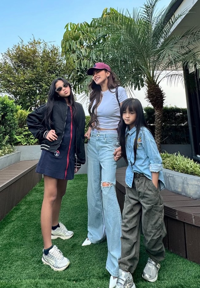 Olla kerap membagikan kedekatannya dengan sang putri ke media sosial. Selain Aleena, Olla juga diketahui memiliki putri lain bernama Adreena, adik Aleena, saat menikah dengan Aufar. Foto: Instagram/@ollaramlan