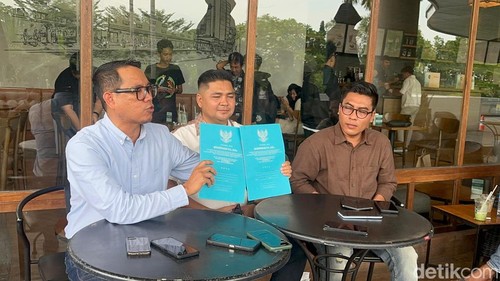 Anggota DPRD NTB Efan Lemantika (tengah) saat konferensi pers di Mataram terkait perdamaian usai jadi tersangka kasus pemalsuan dokumen jual beli tanah di Dompu, Minggu (25/1/2025).