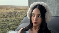 Awal Januari, Anya Geraldine membuka tahun baru di Islandia. Ia memustukan untuk liburan ke Blue Lagoon. (Anya Geraldine/Instagram)