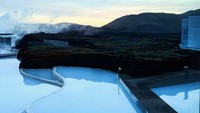 Tempat staycationnya adalah The Retreat at Blue Lagoon, sebuah hotel mewah dengan spa eksklusif yang terletak di Grindavik, Islandia, dekat Blue Lagoon. (Anya Geraldine/Instagram)