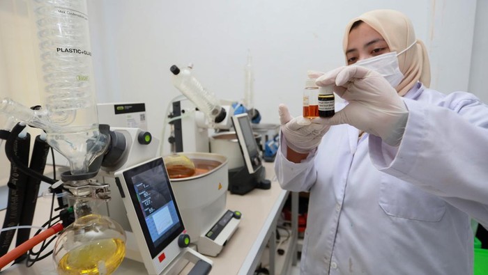 Petugas memurnikan dan menguji minyak atsiri dari tanaman nilam (Pogostemon cablin) di Laboratorium Atsiri Research Center (ARC) Universitas Syiah Kuala (USK), Banda Aceh, Aceh, Sabtu (24/1/2026). ARC mengembangkan produk melalui hilirisasi minyak nilam Aceh sebagai bahan baku utama parfum bernilai tambah guna memperkuat daya saing industri berbasis sumber daya lokal. ANTARA FOTO/Akramul Muslim