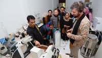 Nilam Aceh selama ini dikenal sebagai salah satu komoditas unggulan dengan kualitas minyak atsiri yang diminati pasar. Melalui hilirisasi, ARC tidak hanya mendorong peningkatan mutu produk, tetapi juga memperluas pemanfaatan minyak nilam agar tidak berhenti pada penjualan bahan mentah. Upaya ini dilakukan untuk meningkatkan nilai tambah komoditas lokal sekaligus memperkuat daya saing industri berbasis sumber daya alam daerah. ANTARA FOTO/Akramul Muslim