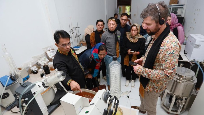 Petugas memurnikan dan menguji minyak atsiri dari tanaman nilam (Pogostemon cablin) di Laboratorium Atsiri Research Center (ARC) Universitas Syiah Kuala (USK), Banda Aceh, Aceh, Sabtu (24/1/2026). ARC mengembangkan produk melalui hilirisasi minyak nilam Aceh sebagai bahan baku utama parfum bernilai tambah guna memperkuat daya saing industri berbasis sumber daya lokal. ANTARA FOTO/Akramul Muslim