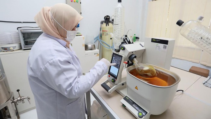 Petugas memurnikan dan menguji minyak atsiri dari tanaman nilam (Pogostemon cablin) di Laboratorium Atsiri Research Center (ARC) Universitas Syiah Kuala (USK), Banda Aceh, Aceh, Sabtu (24/1/2026). ARC mengembangkan produk melalui hilirisasi minyak nilam Aceh sebagai bahan baku utama parfum bernilai tambah guna memperkuat daya saing industri berbasis sumber daya lokal. ANTARA FOTO/Akramul Muslim