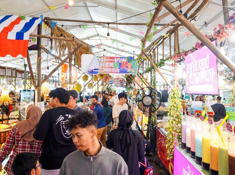 Berburu Kuliner Viral, The Park Sawangan Jadi Pusat Keramaian