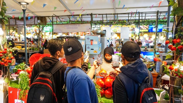 The Park Sawangan, Bojongsari, Kota Depok, berubah menjadi pusat keramaian dengan hadirnya Festival Roadshow Kuliner Viral Indonesia. Acara yang digelar di lobi utara pusat perbelanjaan tersebut menyedot perhatian pengunjung yang ingin berburu aneka kuliner viral dalam satu lokasi.