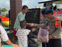 Brimob Polda Metro Salurkan Bantuan Makanan untuk Korban Banjir Bekasi
