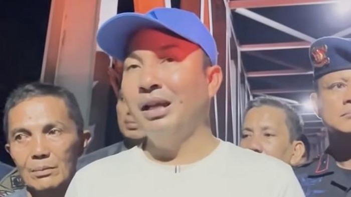 Bupati Lutra Andi Abdullah Rahim turun menenangkan massa aksi demo Luwu Raya.