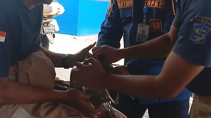 Damkar Surabaya Tak Cuma Padamkan Api, Lepaskan Panci Warga pun Sigap