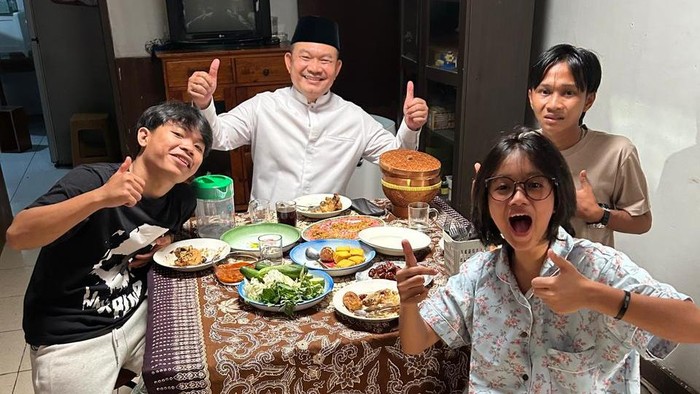 Fajar Sadboy digandeng nyanyikan lagu religi.