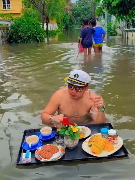 Floating breakfast di momen banjir Floating breakfast di momen banjir