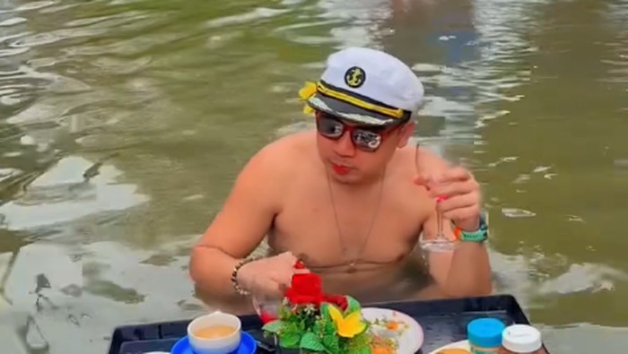 Floating breakfast di momen banjir