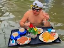 5 Momen Santuy Saat Banjir, Tetap Jualan Makanan hingga Floating Breakfast