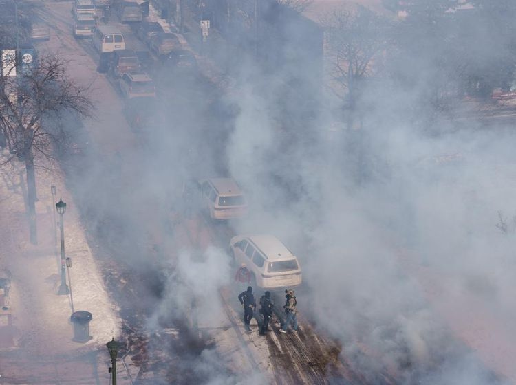 Gas Air Mata dan Bentrokan Warnai Protes Penembakan Agen Federal di Minneapolis