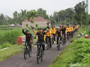 Gowes di Kampung Inggris, Kapolres Kediri Ajak Warga Jaga Lingkungan